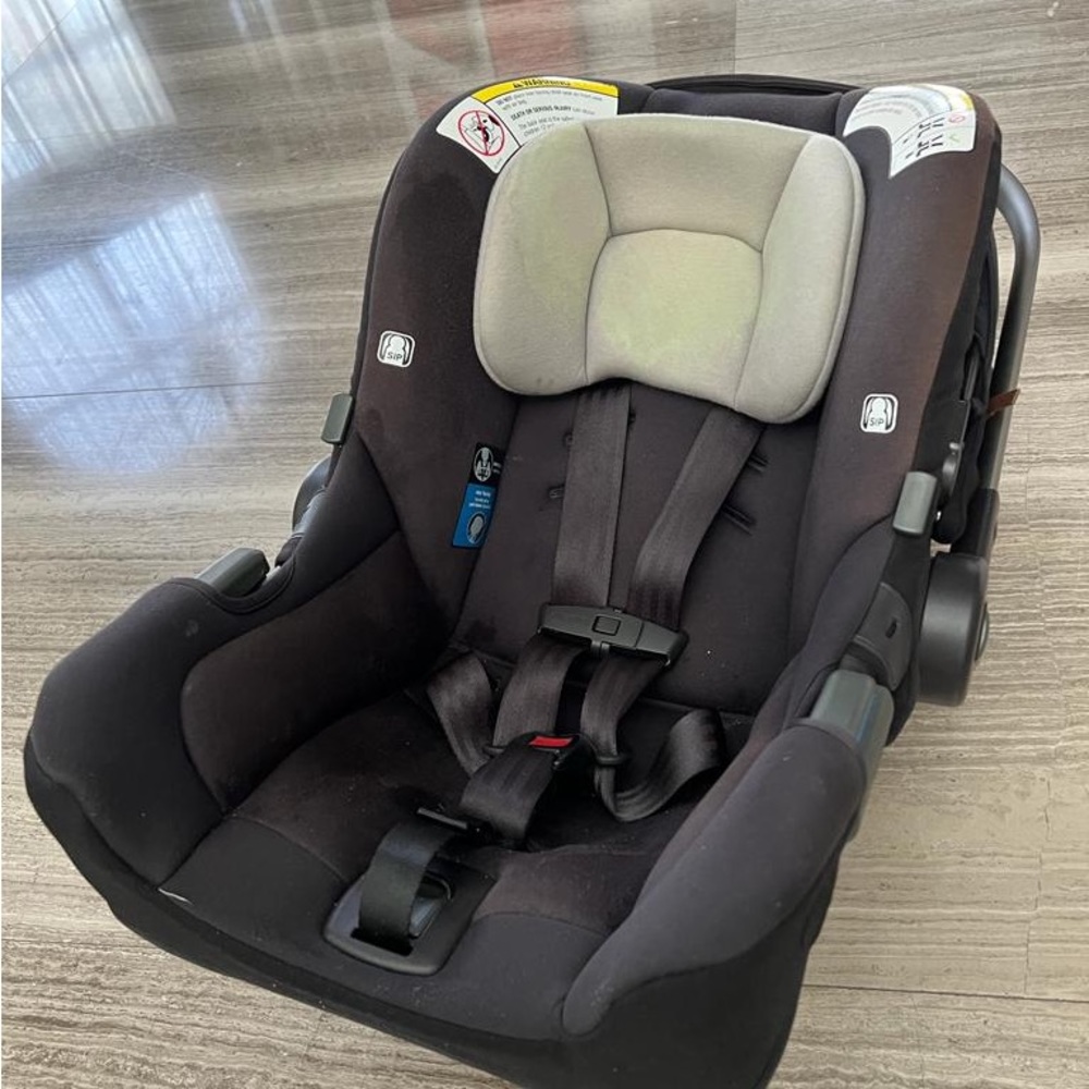 Nuna car seat with 2 base